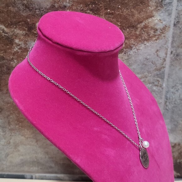 Thankful and Grateful Circular Pendant Silver Toned Necklace - Picture 12 of 12